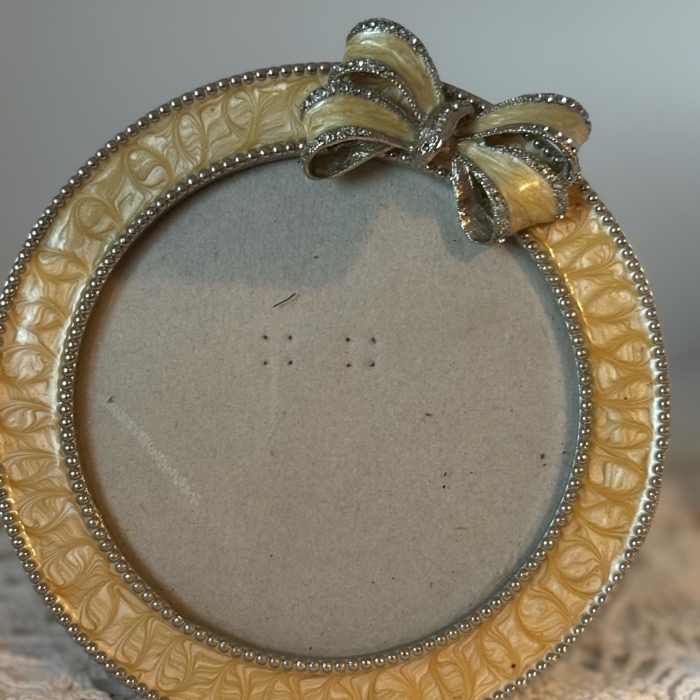 Elegant Gold Picture Frame with Bow Accent